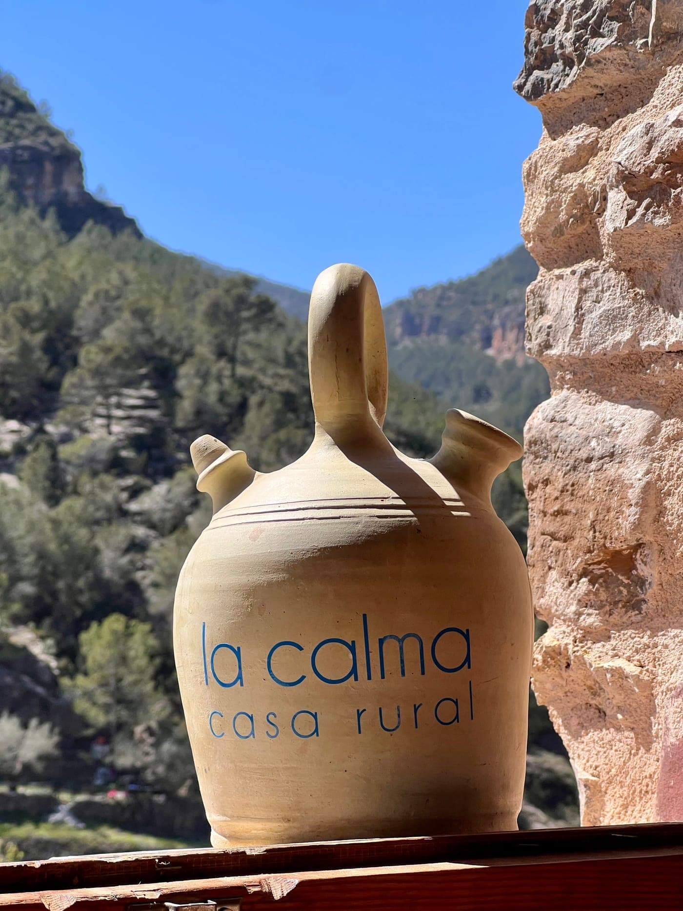 Botijo de LaCalma con el nombre pintado y la montaña de la Sierra de Espadán detrás